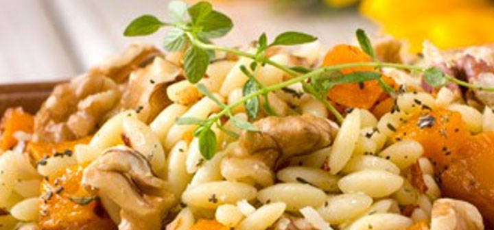 Griechische Pasta mit gebackenem Kuerbis und Walnuessen