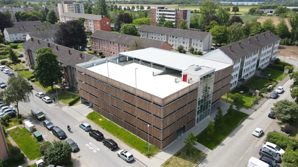 Laden und Parken in einem: Dein Stellplatz mit E-Ladesäule im Mobil-Hub