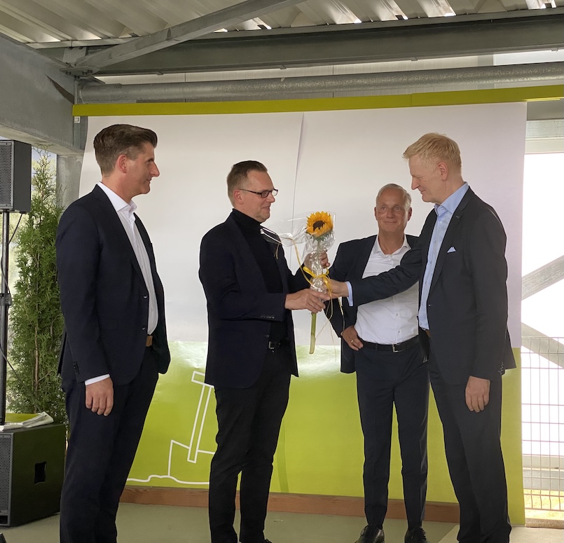 Christian van Kan, Markus Schmale, Alexander Rychter und Martin Klemmer bei der Übergabe des kleinen Dankeschöns in Form einer Sonnenblume, Herr Klemmer überreicht diese gerade Herrn Schmale
