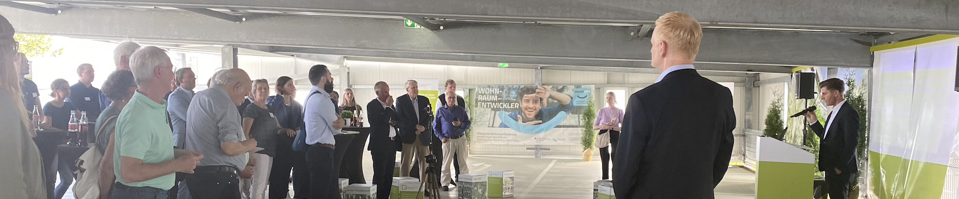 Christian van Kan spricht vor vielen Zuhörern auf dem Spatenstich Event des neuen Stadtquartiers Dormagen-Horrem.