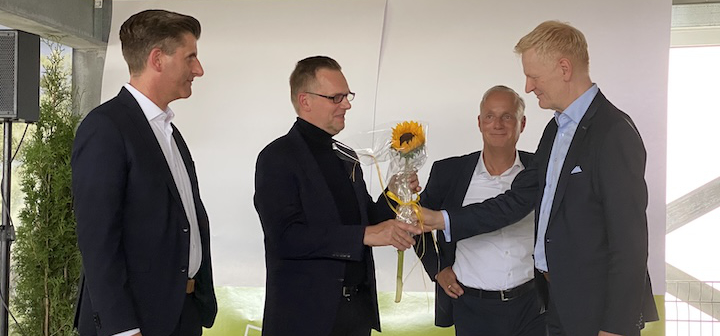 Christian van Kan, Markus Schmale, Alexander Rychter und Martin Klemmer bei der Übergabe des kleinen Dankeschöns in Form einer Sonnenblume.
