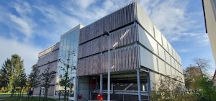 Quartiersgarage Mobil HUB der BGD von außen vor blaumen Himmel.