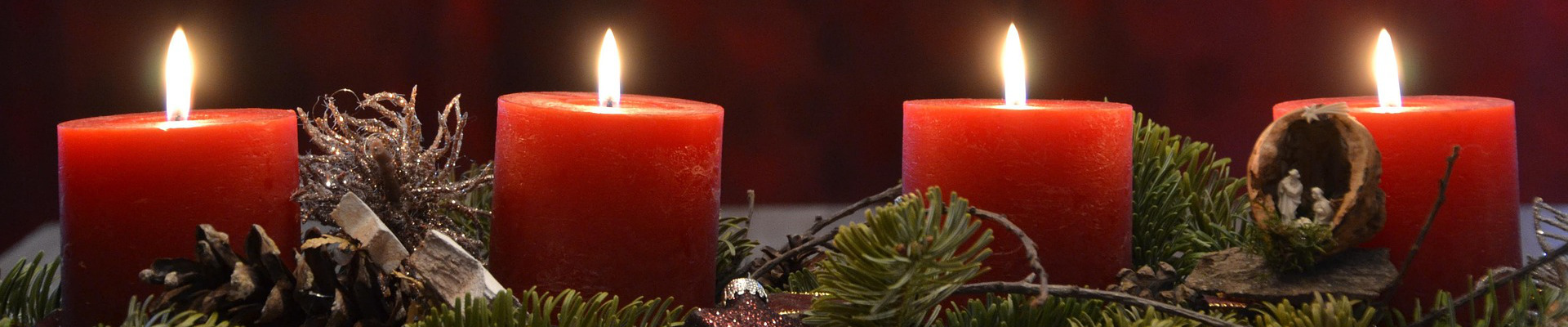 Adventskranz mit roten Kerzen und Tannengrün