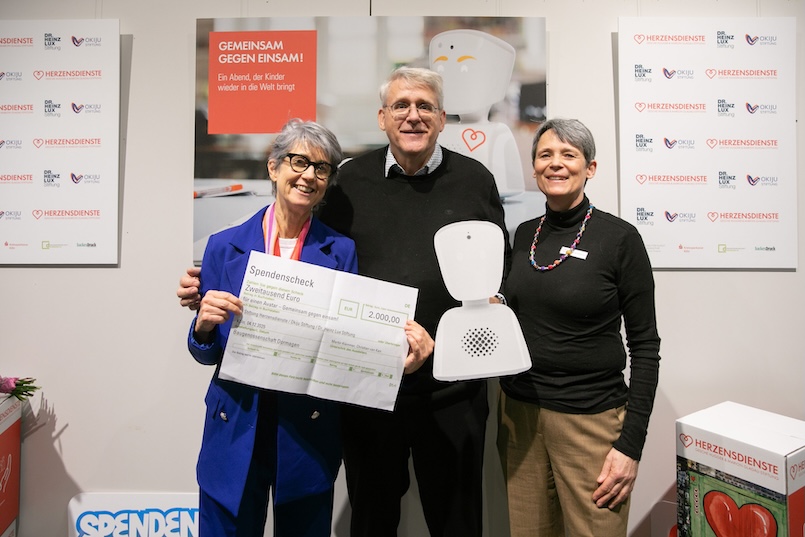 Gemeinsam gegen einsam: Dr. Angelika Sprüth-Meister, Nikolaus Zumbusch und Benita von der Schulenburg mit dem Spendenscheck der BGD.