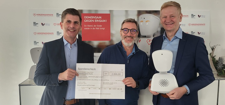 Gemeinsam gegen einsam: Herr van Kan und Herr Klemmer mit dem Spendenscheck