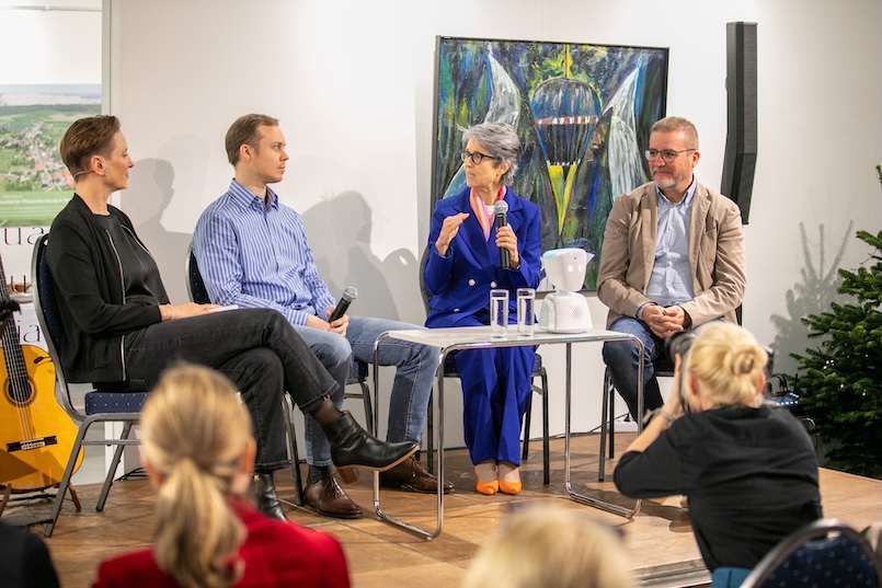 Gemeinsam gegen einsam: Okka Gundel, Friedrich Sprüth-Meister, Dr. Angelika Sprüth-Meister und Prof. Dr. Dominik T. Schneider auf der Bühne in der Gesprächsrunde.