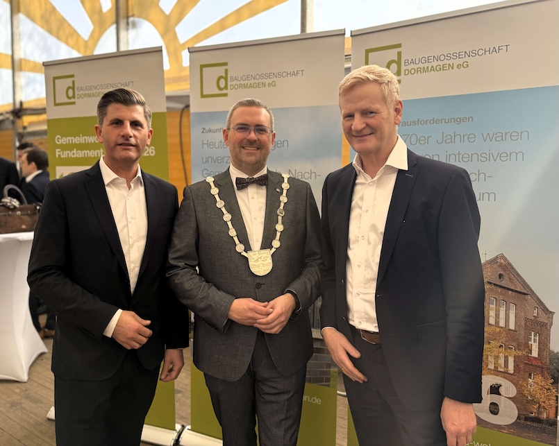 Christian van Kan, kaufmännischer Vorstand der Baugenossenschaft Dormagen eG, Bürgermeister Erik Lierenfeld und Martin Klemmer, technischer Vorstand der Baugenossenschaft Dormagen eG