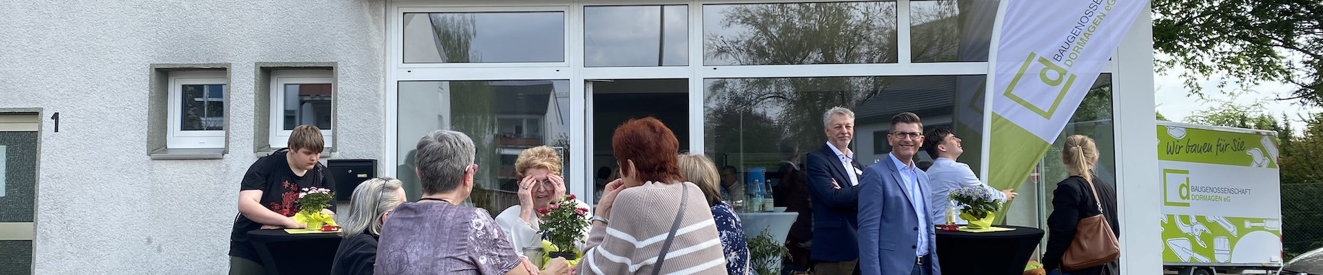 Mitglieder und Mitarbeitende vor dem Quartierstreff