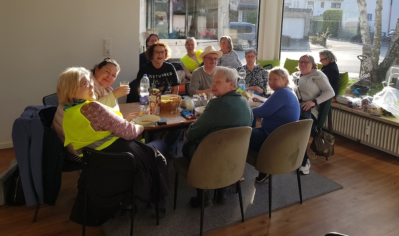 Müllsammelaktion Gemeinschaft an einem Tisch