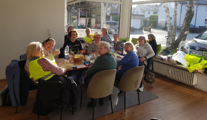 Müllsammelaktion Gemeinschaft nach der Aktion-BGD