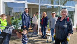 Müllsammelaktion Gemeinschaft vor dem Quartierstreff-BGD