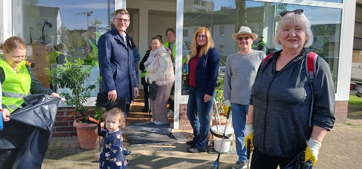 Müllsammelaktion Gemeinschaft vorm Quartierstreff