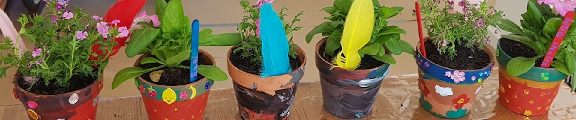 Bastelnachmittag bemalte Kunstwerke