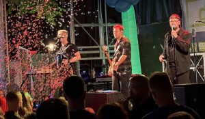Bühne mit Band Jubiläumsfeier