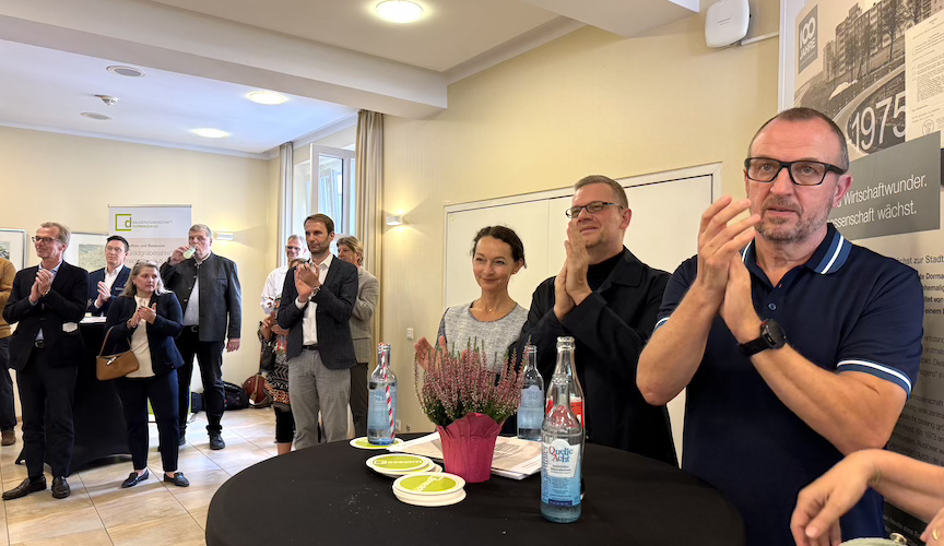 Jubiläumsfeier Applaus Frau und Herr Schmale