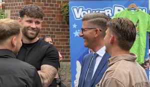 Jubiläumsfeier BGD Mitarbeitende und Christian van Kan