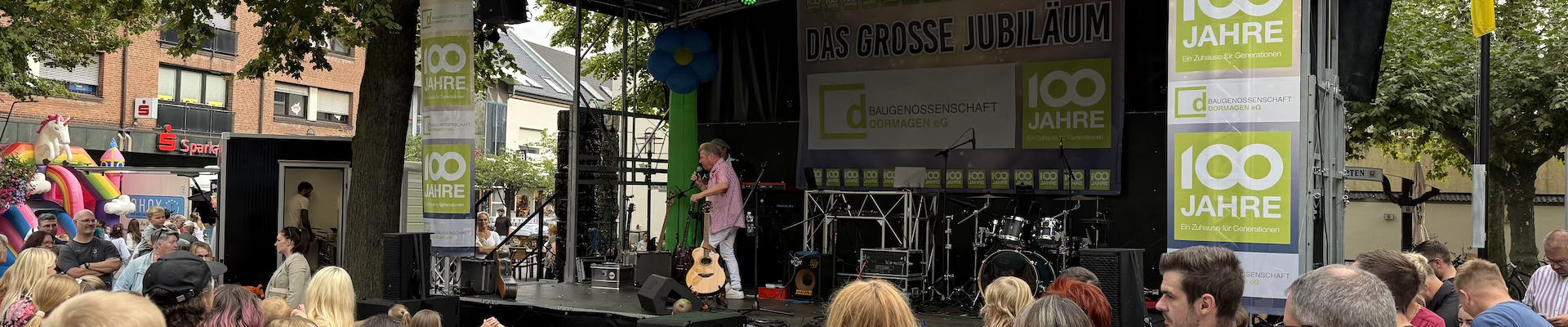 Jubiläumsfeier Bühne mit Publikum