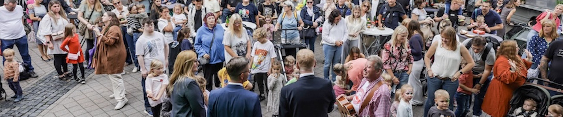 Jubiläumsfeier Publikum mit Vorstand